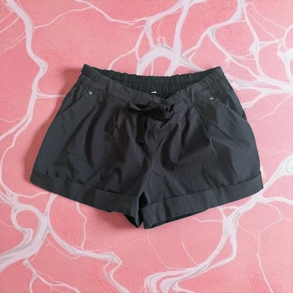 LULULEMON Women's Black Cuffed Shorts Size 10 - Picture 1 of 8